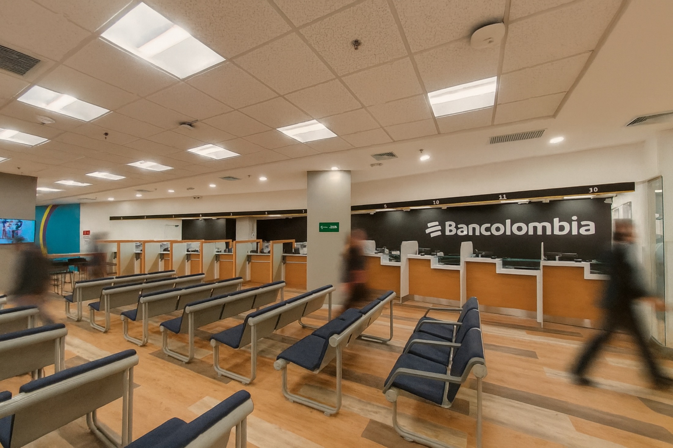 Sucursal Bancolombia Unicentro diseñada por SRAIC